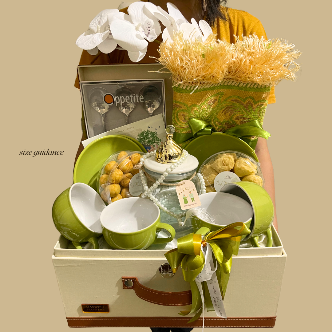 Hampers tea set special green by Maxwell Flowers