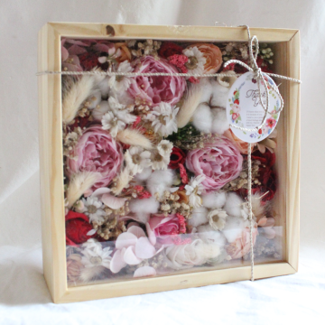 FRAME DRIED AND ARTIFICIAL FLOWERS