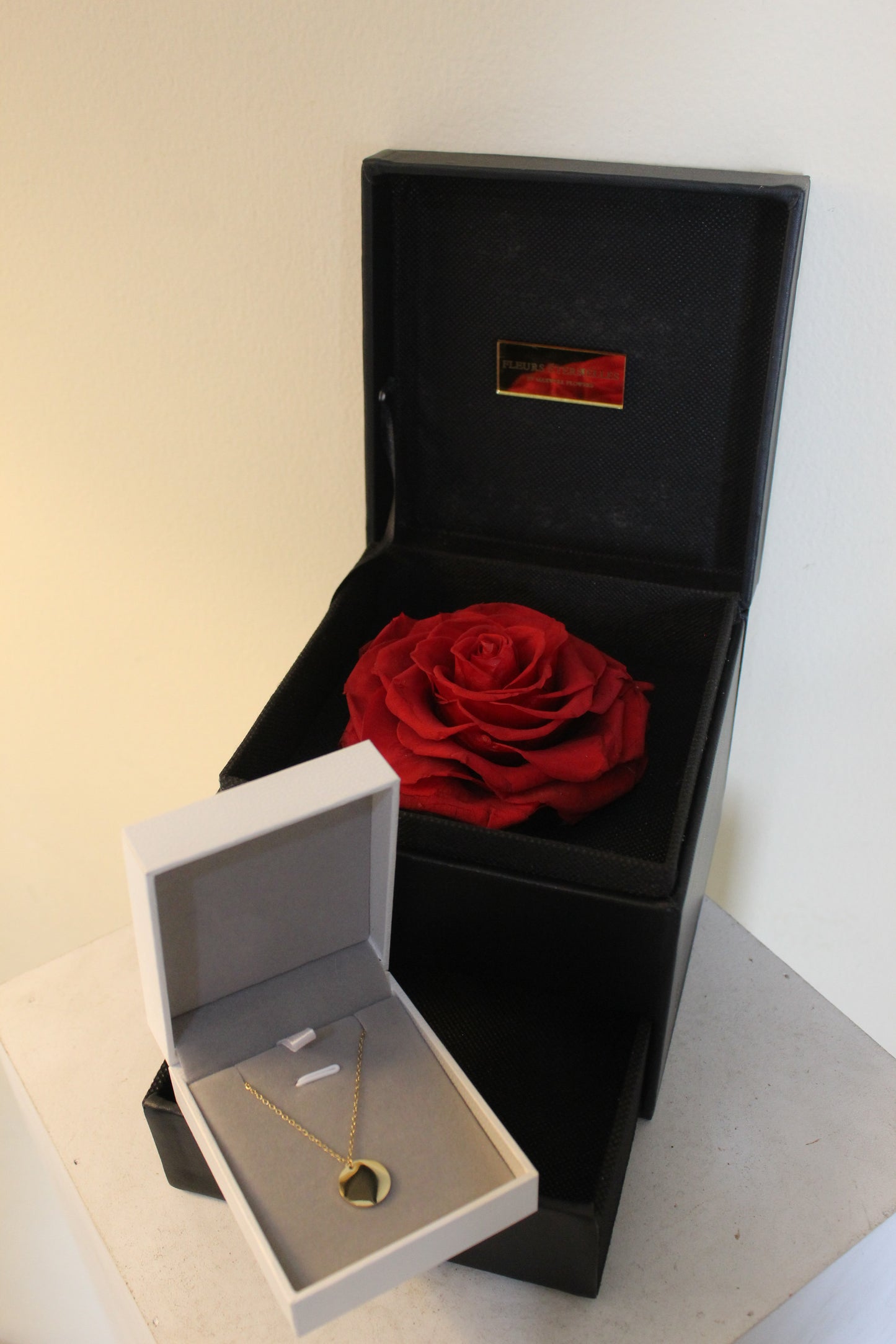 The greatest eternal rose black box with necklace