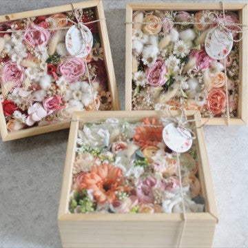 FRAME DRIED AND ARTIFICIAL FLOWERS
